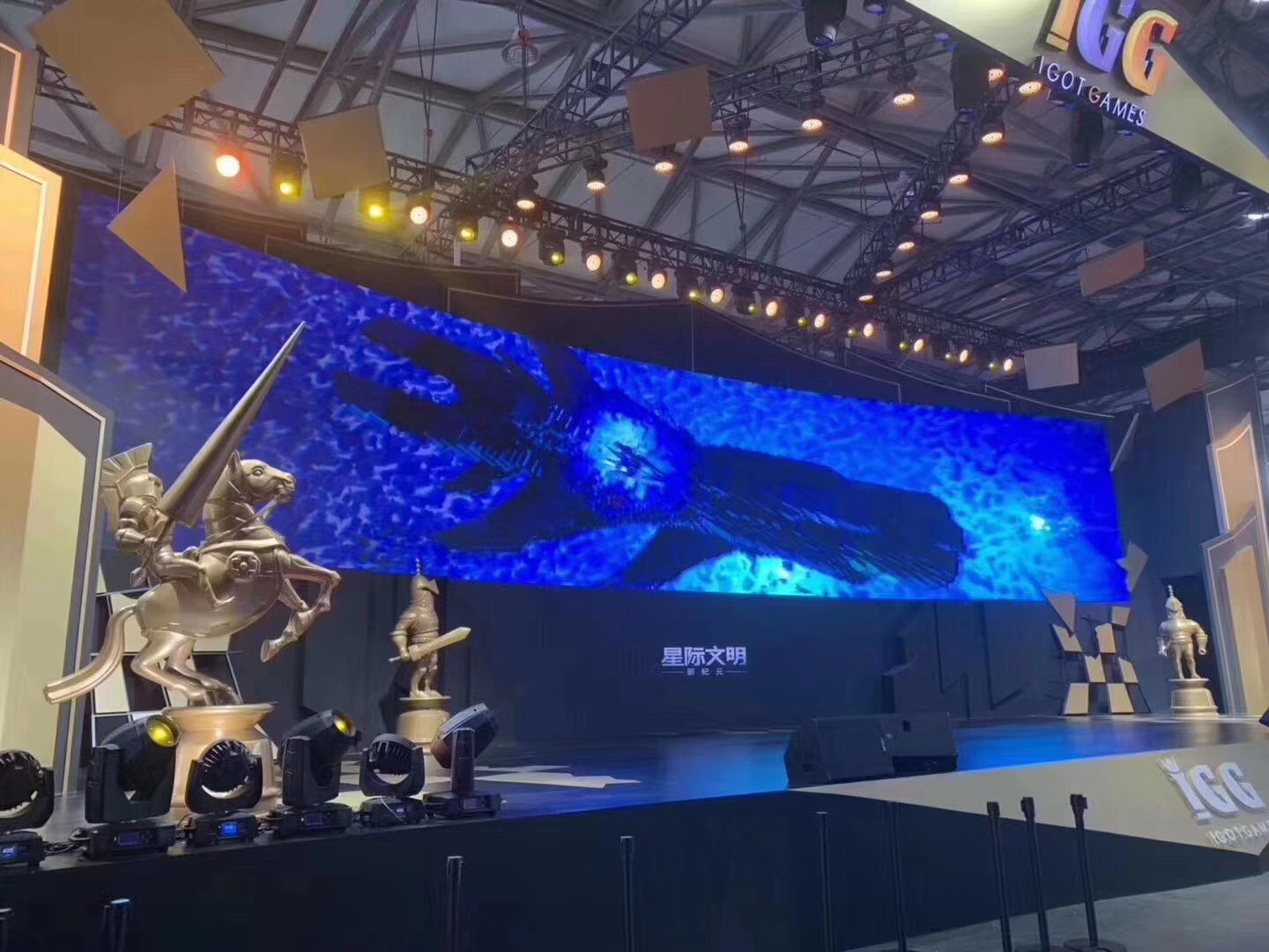 雕塑名称：玻璃钢马雕塑